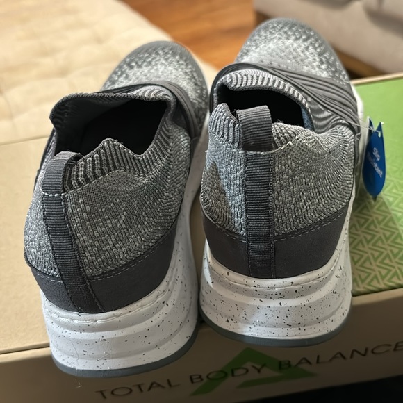 Align Nursing Shoes - Picture 3 of 8